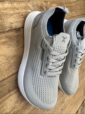 New Flux ADAPT RUNNER Women’s Light Grey Size 5.5 $140